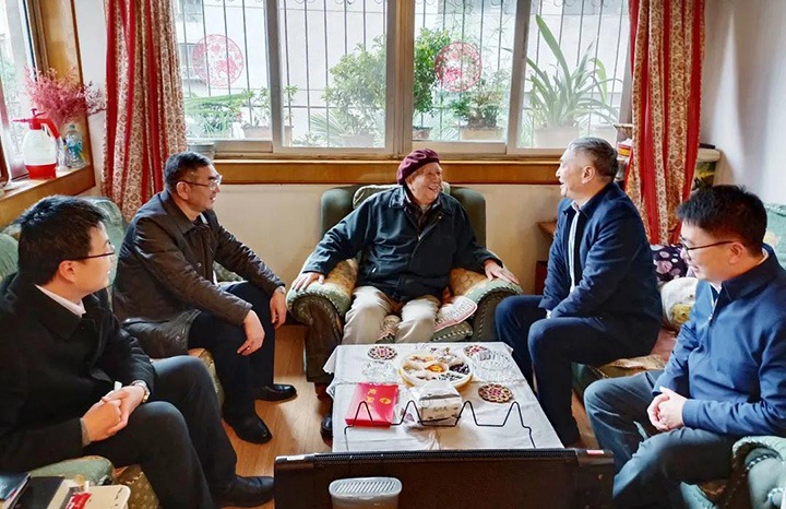 云南省国资委党委委员、副主任洪国正一行到云煤（NG体育）集团开展春节走访慰问离退老干部活动