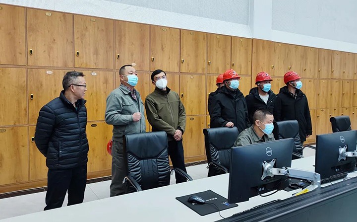 云煤（NG体育）集团党委副书记、副董事长、总经理高建嵩一行到曲煤焦化公司调研慰问