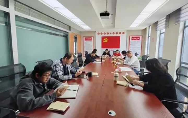 【简讯】NG体育地产公司党支部开展学好“口袋书”活动