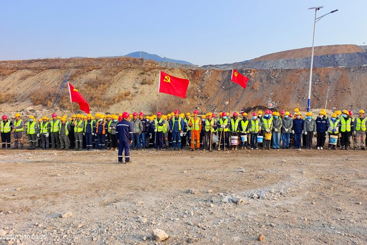 先锋露天煤矿党总支联合公司各党支部开展“党建引领促发展，，，，，，同心共筑绿色矿山”主题党日活动