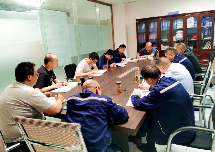 煤矿“夜课堂”：值班间隙一小时，，，，，，，人人都是安全讲师！