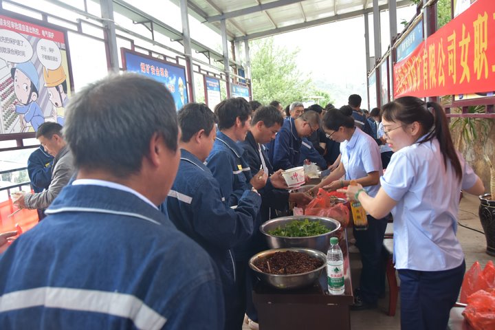 云南羊场煤矿女工书写安全生产温暖答卷