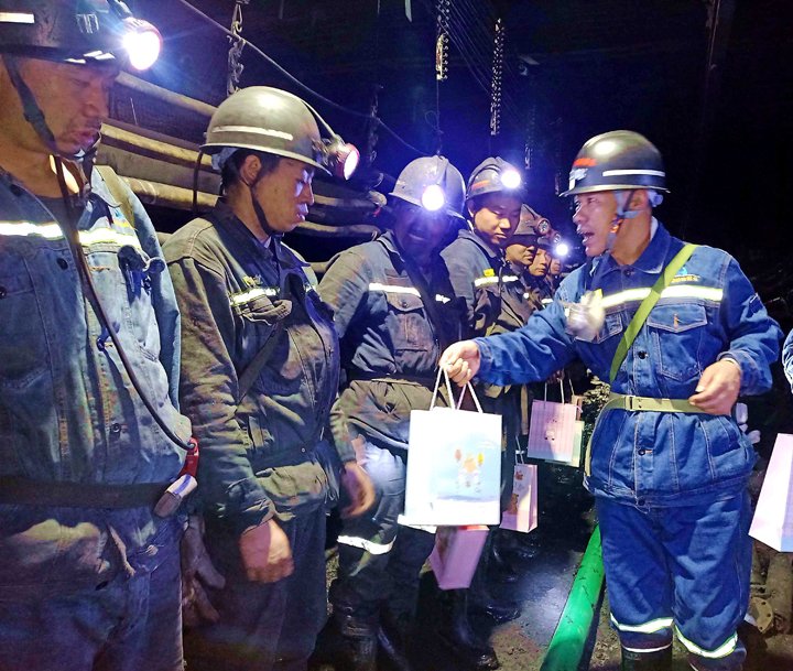 “伞”亮夏日，，，，，，“杯”暖人心——镇雄煤业工会开展夏送清凉活动